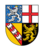 Wappen des Saarlandes mit geviertem Schild: silberner Löwe auf blauem Grund, rotes Kreuz auf weißem Feld, silberne Schrägbalken auf rotem Grund und goldener Löwe auf schwarzem Feld.
