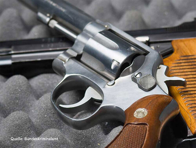 Nahaufnahme eines Revolvers mit Holzgriff und Metalltrommel, liegend in einem gepolsterten Waffenkoffer; Symbolbild zum Thema Waffenkriminalität, Quelle: Bundeskriminalamt.