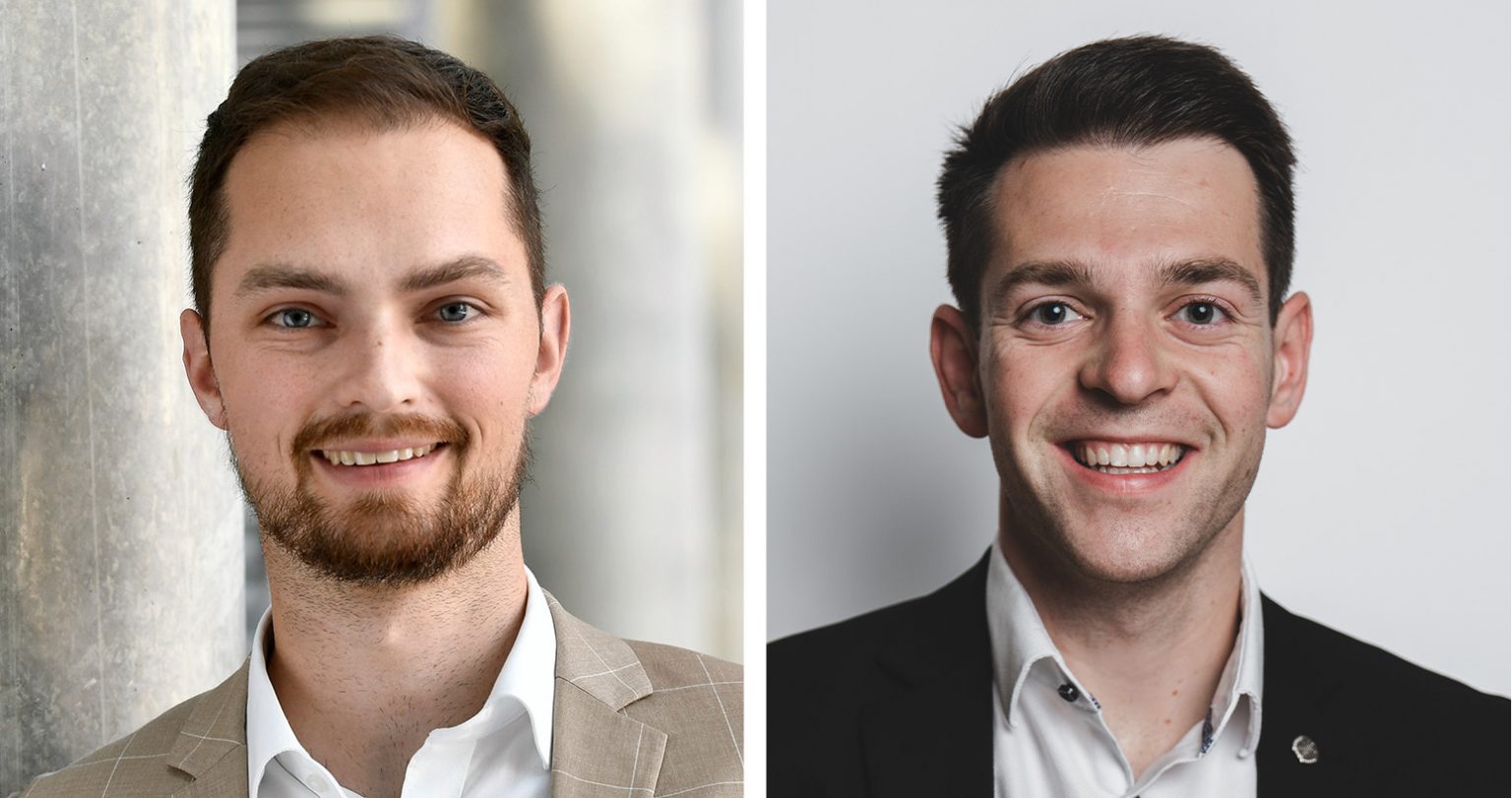 Zweiteiliges Porträt zweier junger Männer in Businesskleidung: links ein Mann mit Bart in hellem Sakko vor architektonischem Hintergrund, rechts ein Mann ohne Bart in dunklem Sakko vor neutralem Studiohintergrund; beide lächeln in die Kamera.