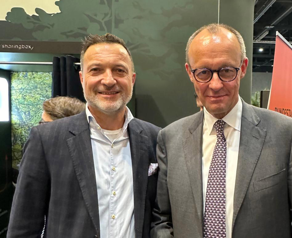 Friedrich Merz (CDU, Unions-Kanzlerkandidat) und Matthias Klotz, Vorsitzender des Bundesverbands zivile Legalwaffen e. V. (BZL), stehen auf einer Messe im Gespräch und tauschen sich zur Reform des Waffenrechts aus.