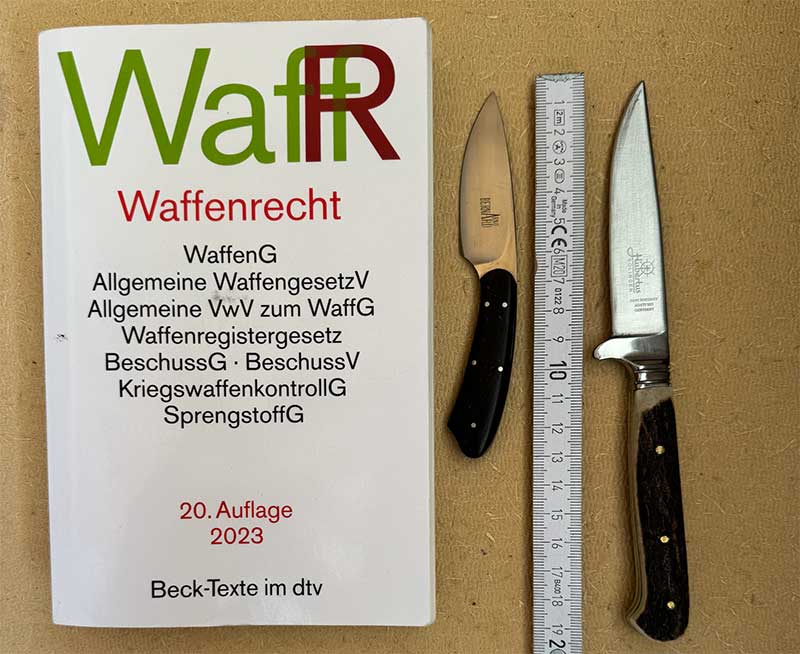 Aktionismus gegen Vernunft. Das Führen des linken feststehenden Messers mit 6 cm Klingenlänge wäre künftig noch erlaubt, das rechte Messer hingegen (Klingenlänge 9 cm) müsste zuhause bleiben. Glaubt die Politik tatsächlich, dass diese Einschränkung Fanatiker, Extremisten und Psychopathen von ihren Taten abhält?