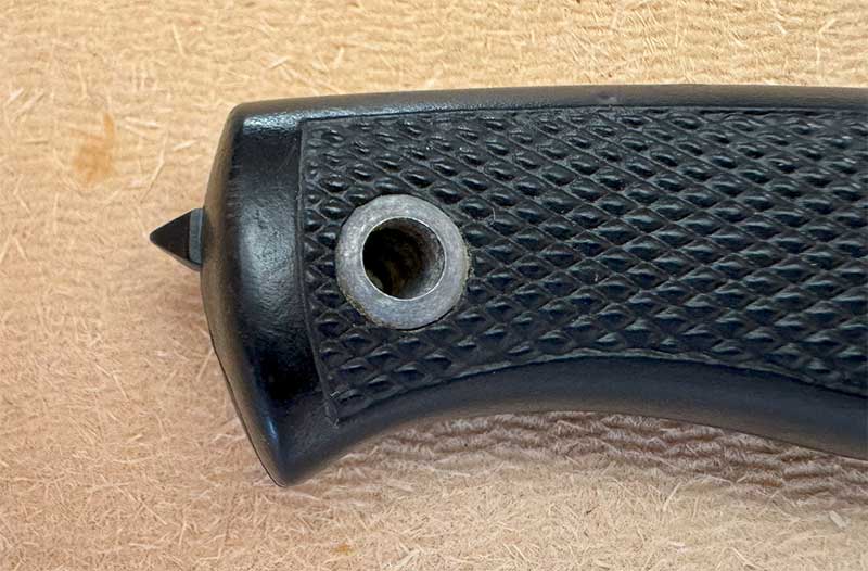 Ein Scheibenzertrümmerer ist häufig Bestandteil von Rettungsmessern oder so genannten „taktischen Messern“. Erstere sind sinnvollerweise meist als Einhandmesser ausgelegt, letztere kommen oft mit Klingenlängen jenseits 12 cm. Beide darf man also nicht im Auto mitführen, da das aktuelle Führverbot greift. Schade, wenn solche lebensrettenden Werkzeuge vom Gesetzgeber verboten werden